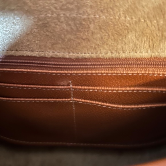 Dooney and Bourke pebbled leather purse - Picture 5 of 8